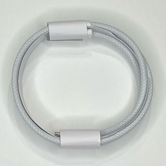 Apple AirPods Pro 2nd Gen - USB C - Picture 7 of 8
